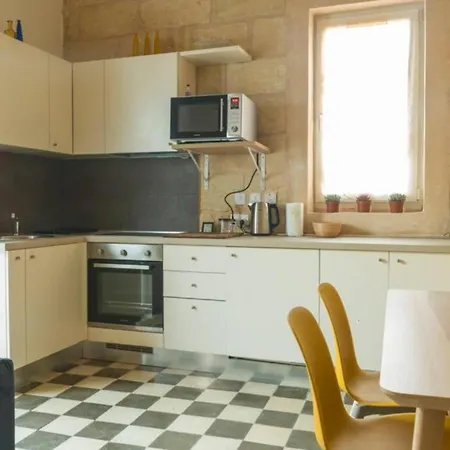 Authentic 1st Fl At The 3 Cities Marina Accommodatie bij particulieren